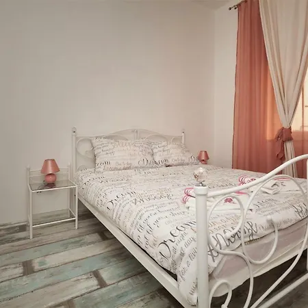 Main Square With Sea View Póla