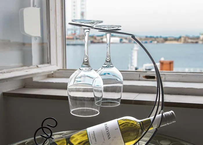 Main Square With Sea View 풀라