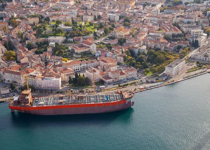 Main Square With Sea View 풀라