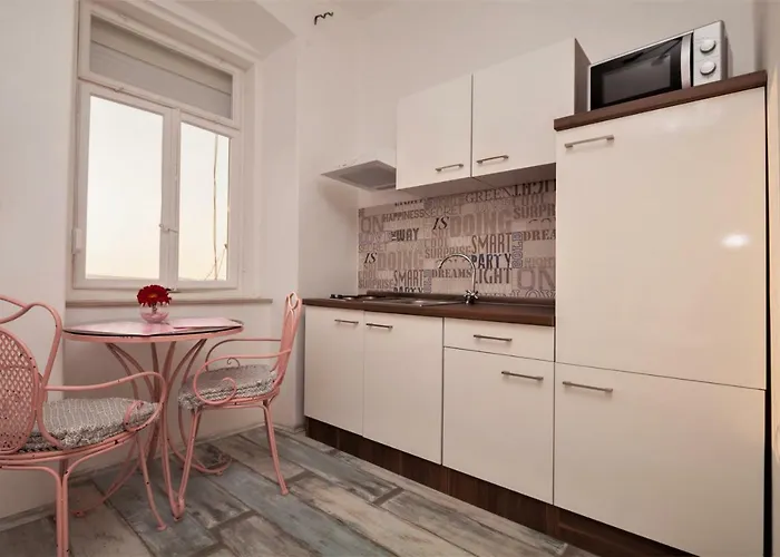 Main Square With Sea View 아파트 풀라