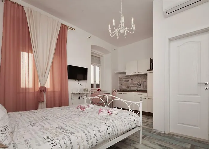 Apartment Main Square With Sea View Pula