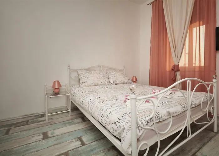 Main Square With Sea View 풀라